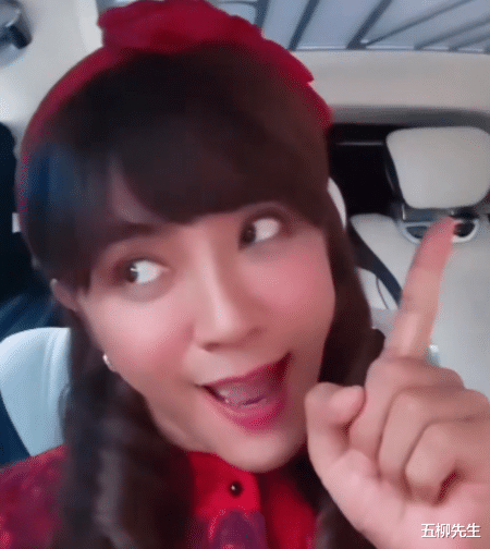 罗志祥|罗志祥更新动态，穿女装再扮朱碧石，为自己的新歌《买冬瓜》宣传