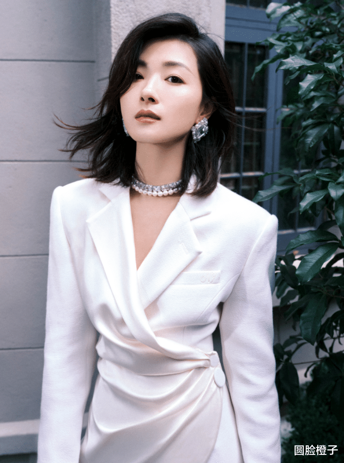 熬夜 万茜穿连衣裙太美了,一身纯白色西装裙拍写真,五官精致气质冷艳