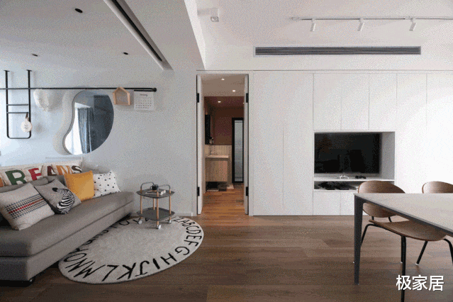 小夫妻不要客厅沙发和茶几，还在角落设计吧台区，让空间更加实用