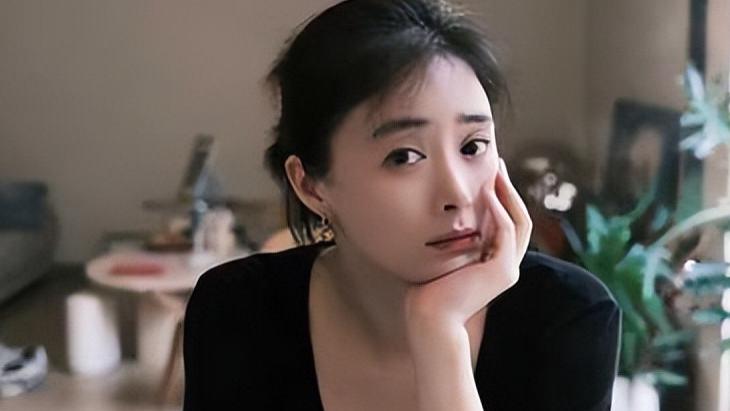 蒋欣瘦身成功，晒美照为粉丝团庆生，逆龄生长胶原蛋白满满