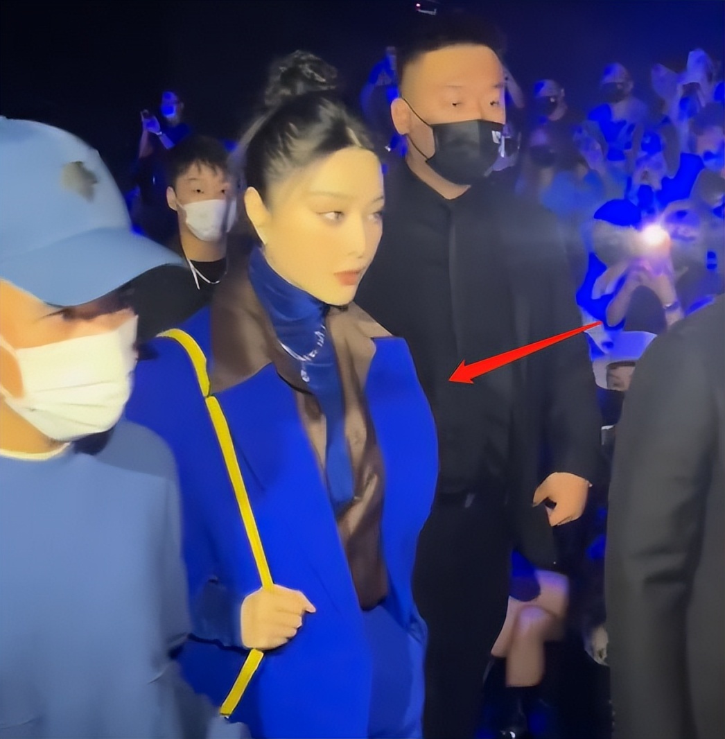 穿衣搭配 脸部又肿又僵，事业凉凉五年影响太大，41岁范冰冰近照变样