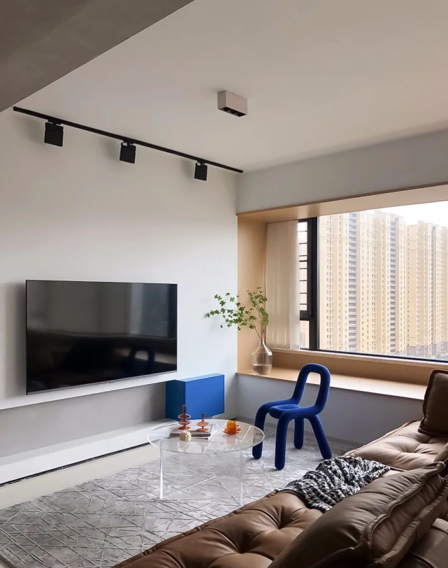 110㎡旧房改造，蓝色做为主题色，赋予了空间灵动艺术的气息