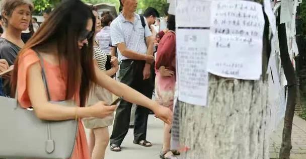 44岁大姐被小16岁男友骗400万,卖房又欠债,到头来一场空