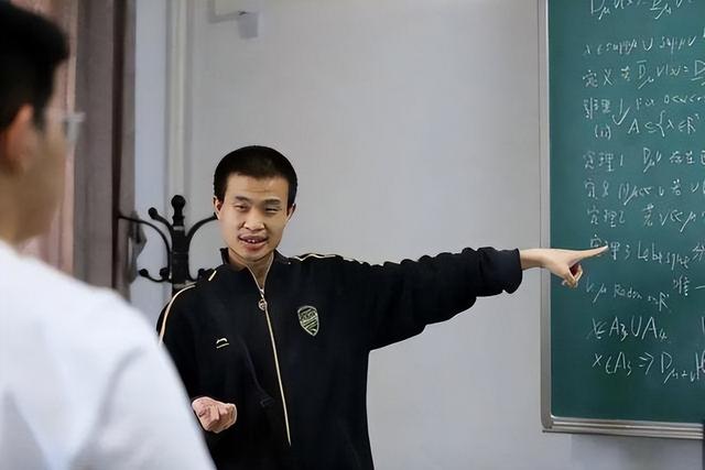 ​韦神的爸爸也是&ldquo;韦神&rdquo;，曾破格升为教授，低调的一对父子