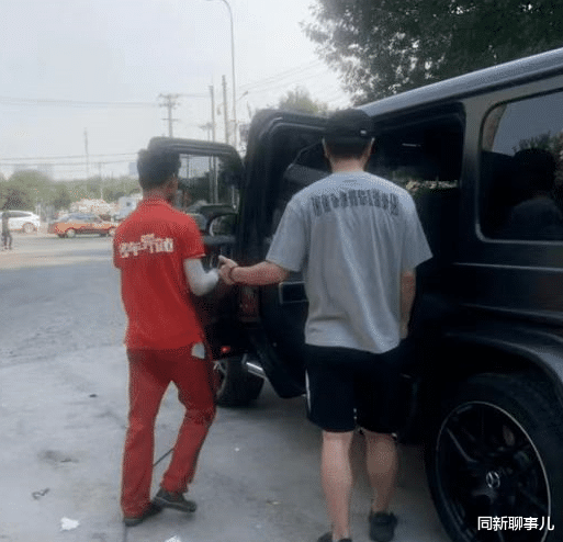 贾云馨|贾乃亮和女儿一起游玩，工作很忙也要多和甜馨在一起，真是好爸爸