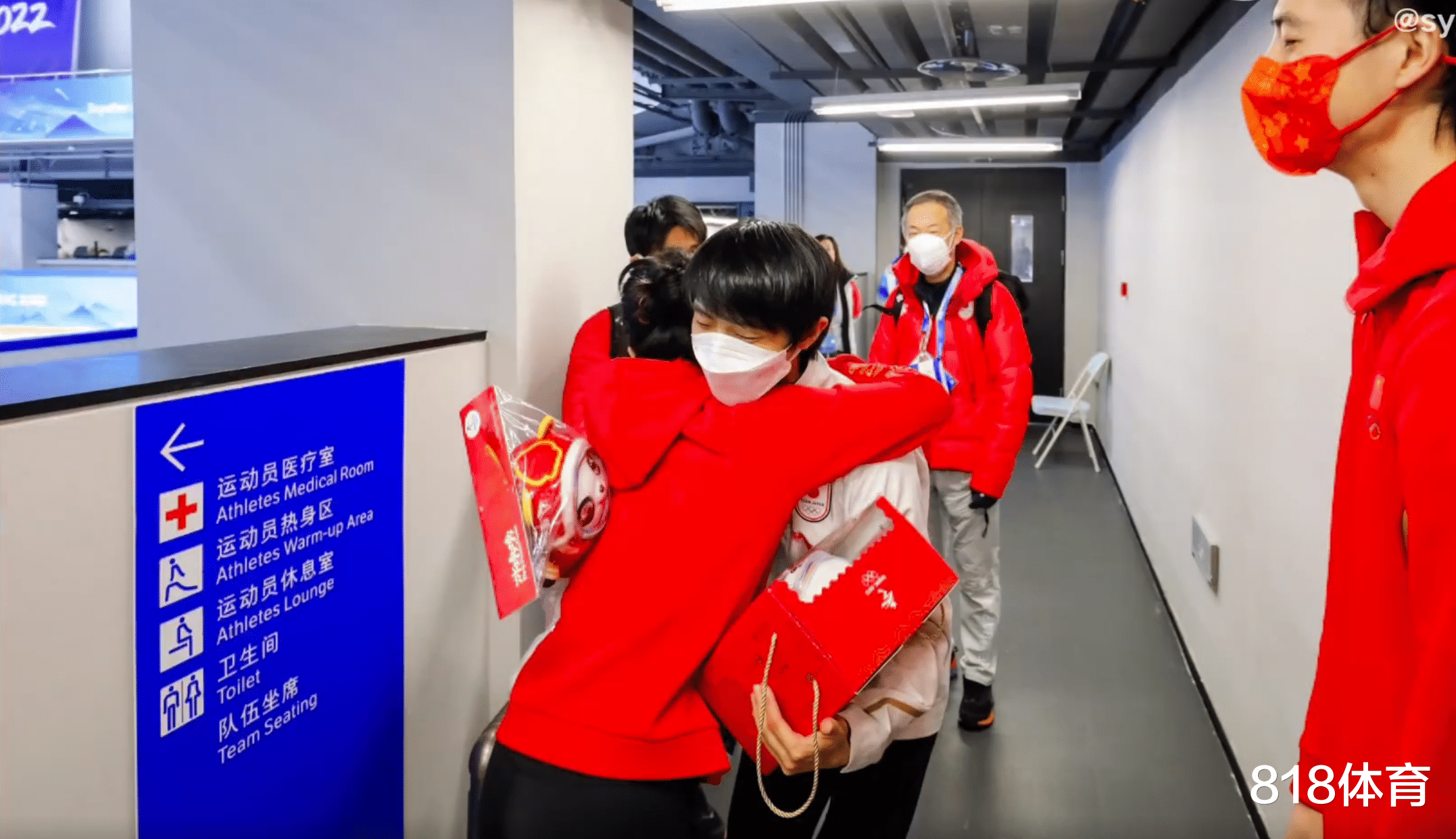 冰墩墩|笑喷! 羽生结弦喜提马达引擎赠送限量版冰墩墩, 柳鑫宇6度公主抱羽生