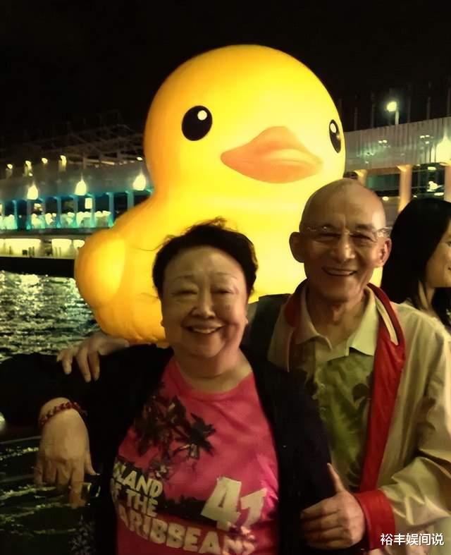 游本昌|济公爷爷游本昌与家人庆90岁生日!夫妻甜蜜同框,曾为其散尽家财