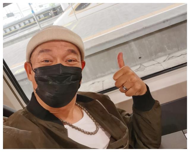 五大老戏骨出行自己推行李，拍戏不带助理以身作则给娱乐圈做表率