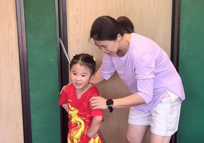 王楠|两个大人打小孩！女儿吐槽王楠：太欺负人，咬牙不服输，以一敌二