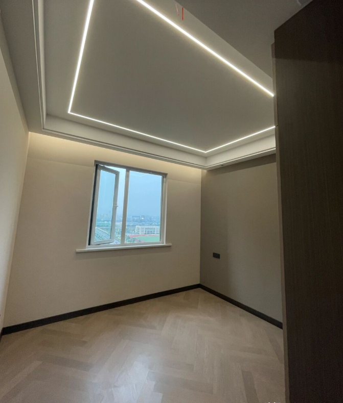 刚装修好的房子,全屋无主灯设计,大理石电视背景墙大方美观