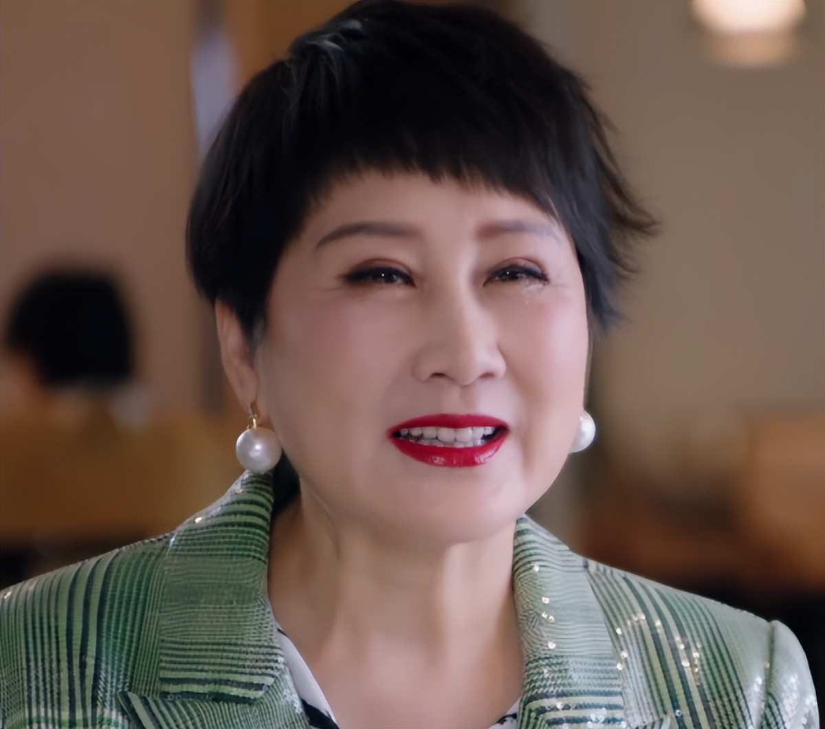 新居之约|《新居之约》满屏的大红唇，剧情也很扯，央一也有看走眼的时候啊