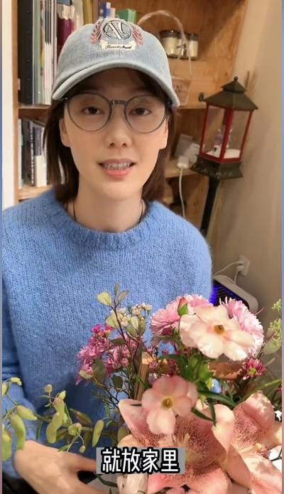 王冠|王冠：为让闺房有年味，录制东方春晚间隙“戴着近视镜学习插花”