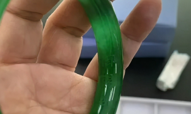 翡翠|翡翠的鉴定方法:可以靠肉眼看颜色,来鉴定翡翠的真假