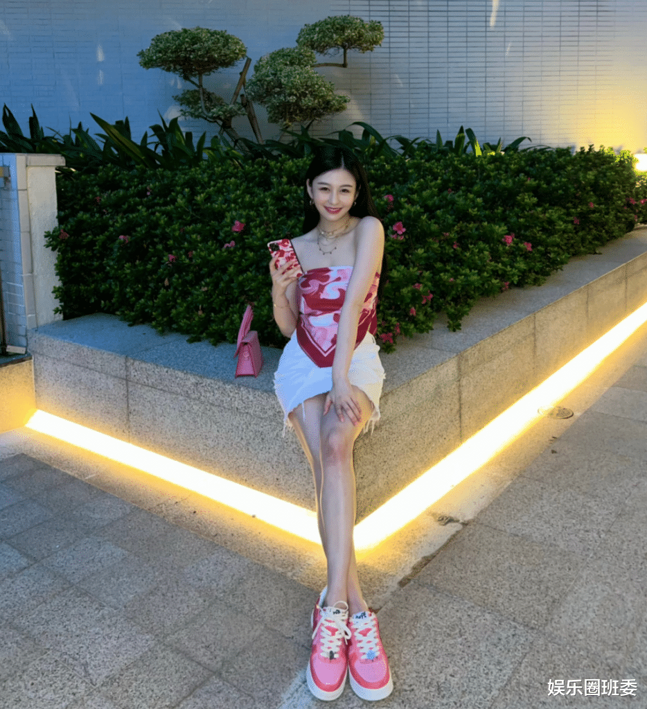 宿舍|邱淑贞女儿晒出浴美照,浴巾当上衣大秀水蛇腰,眼神魅惑似狐狸