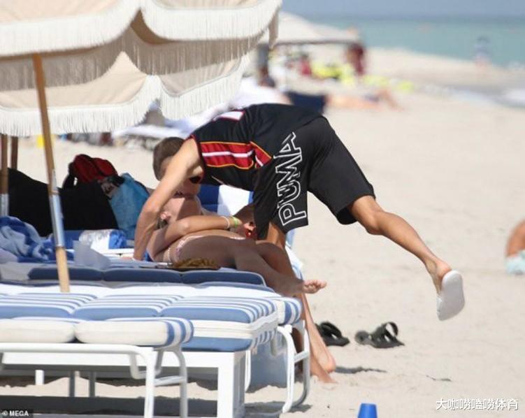 贝克汉姆|幸福!贝克汉姆19岁二儿子海边大秀恩爱,亲吻模特女友甜到发腻