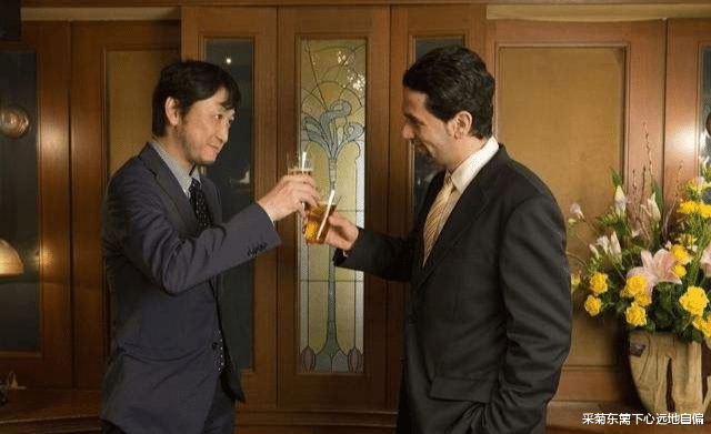 |如果一个人敬酒的时候一圈人都敬过,唯独不敬你,你会怎么办