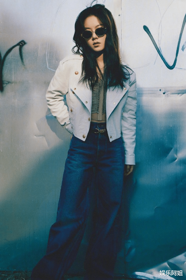 赵今麦|人气小花赵今麦春日街拍释出！大走酷拽风气场强，复古港系拿捏了