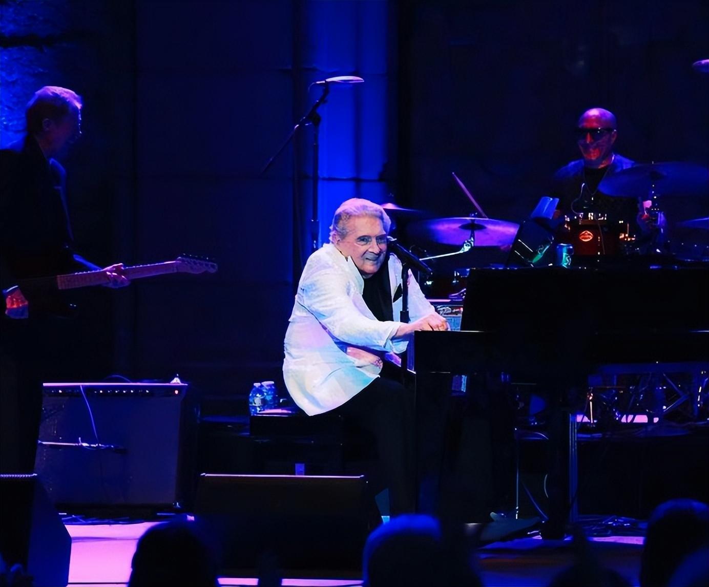 刘易斯|歌手刘易斯去世享年87岁！生前称不害怕死亡，第七任妻子陪伴身边