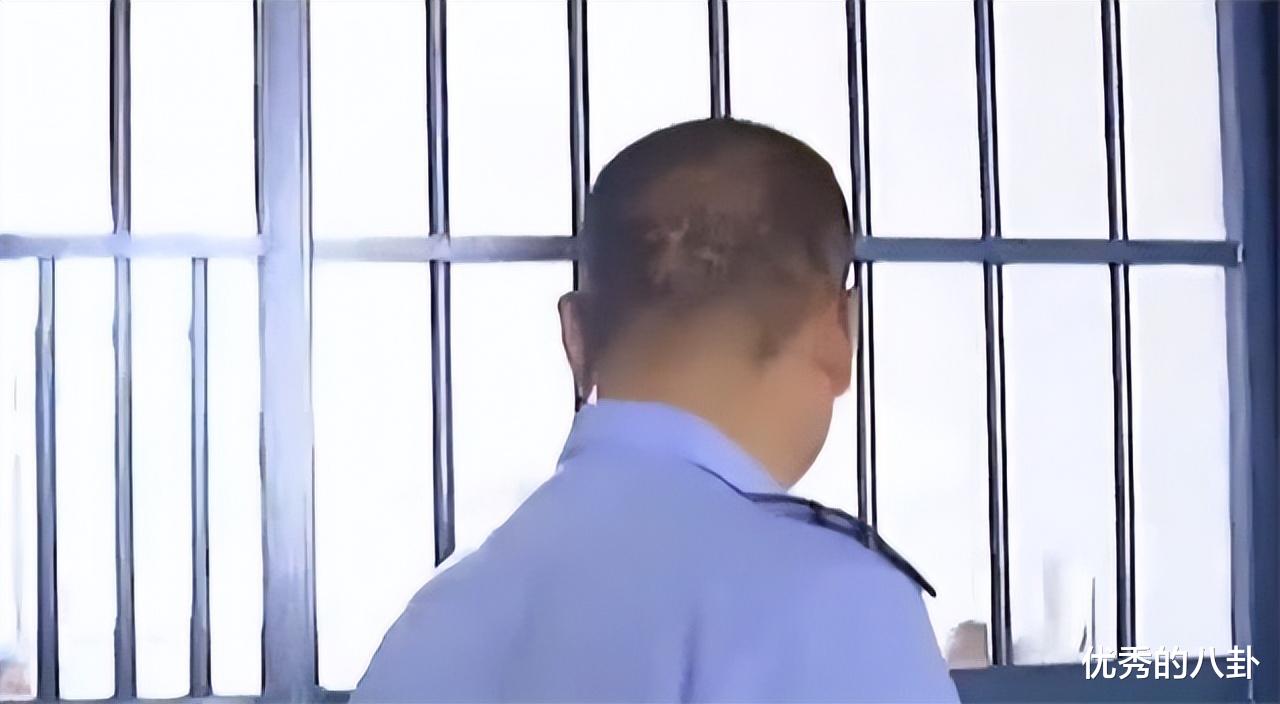 2013年,近80岁老人进监狱,警官点名发现不对劲,一查身份吓一跳