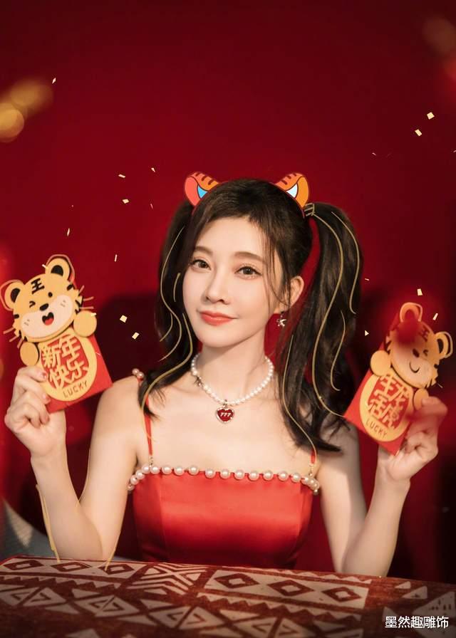 春晚|川渝春晚火出圈，冯提莫穿红衣唱《好运来》，粉丝们排队送祝福！