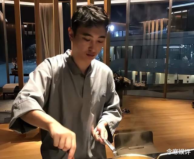 王思聪|王思聪被曝下农村体验生活，扛着锄头手插裤兜耍帅，还有美女作伴