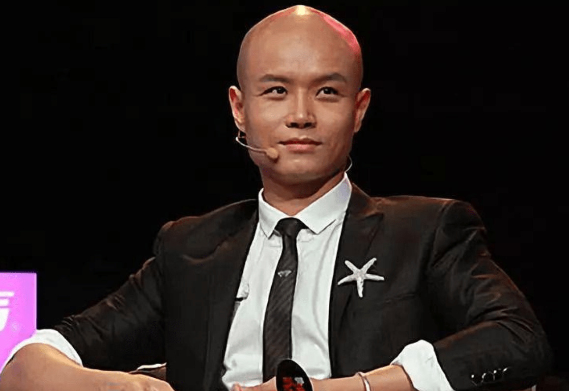 乐嘉|乐嘉前妻在洛杉矶癌症去世,父女拉萨跪拜为其祈福,9岁幼女痛哭