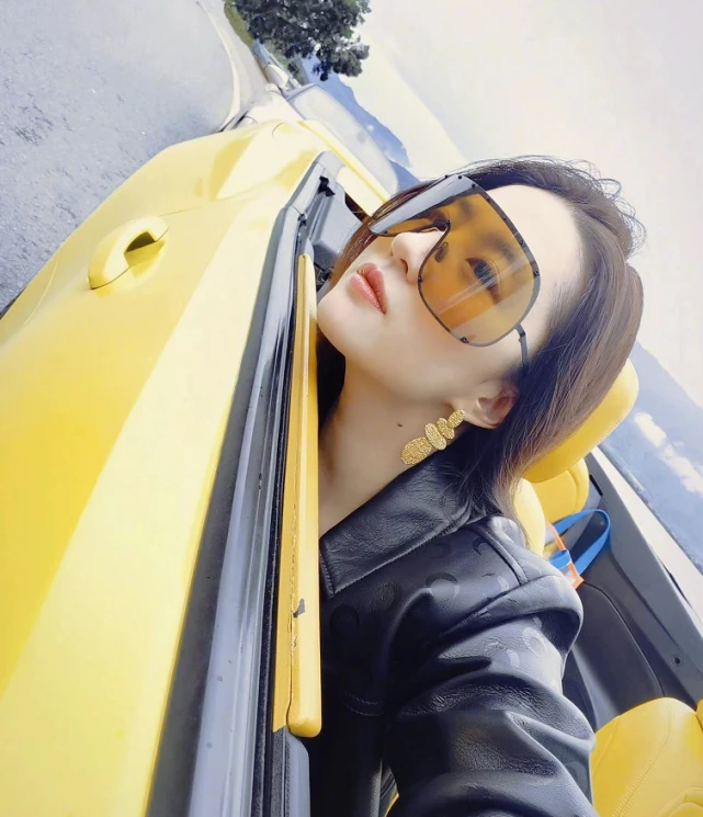 刘亦菲|刘亦菲终于高调起来!穿皮衣套装变身酷飒女主,坐跑车尽显豪门范