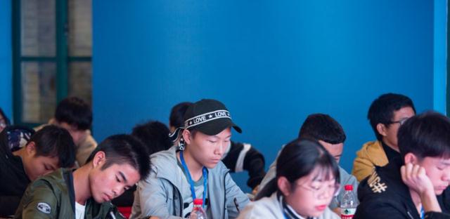 招聘|如今大学生都是“穷忙族”,努力工作的工资只能维持生活,太无奈