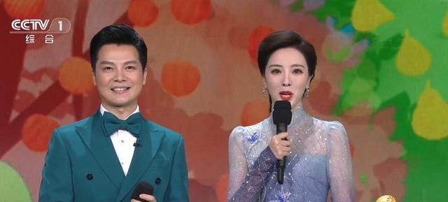 春晚|2022年春晚：主持人马凡舒唇红齿白，赵丽颖压轴出场有些紧张