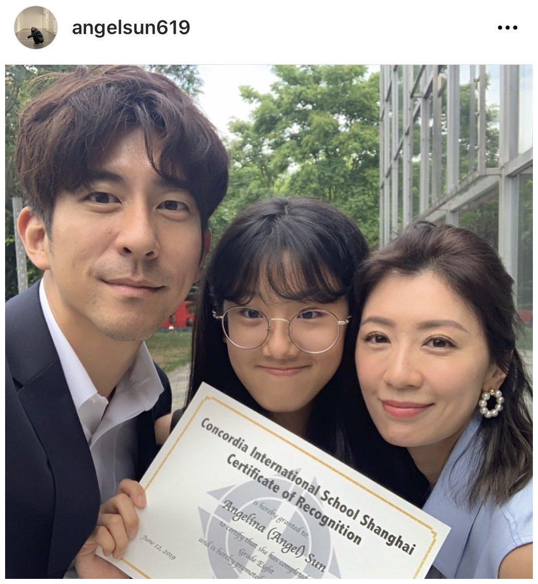 贾静雯|贾静雯女儿17岁长腿少女近照曝光,晒辣照引修杰楷留言,爆笑互动