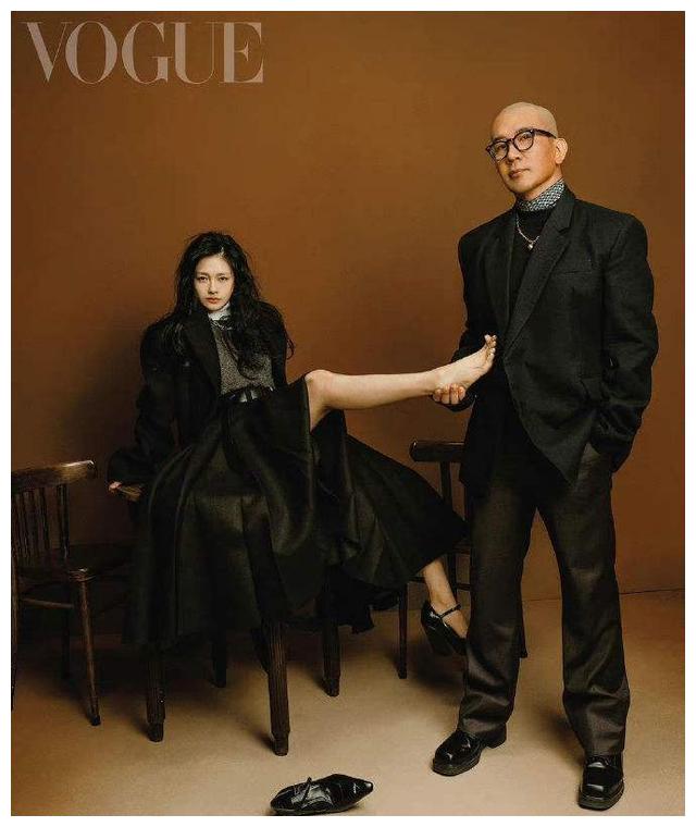 大S|大S具俊晔拍全家福，大S故意遮挡小腹，先前被拍肚子凸起疑怀孕