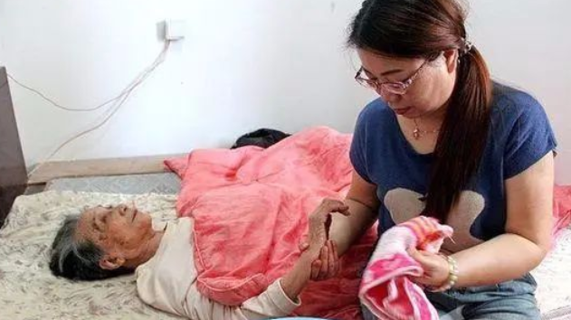 婆婆瘫痪不能自理,丈夫反逼妻子辞职照顾婆婆,网友:早该如此