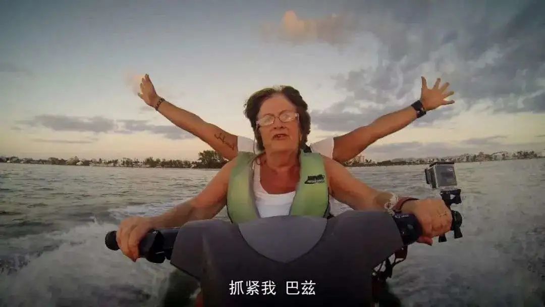 爱尔兰男子带70岁老妈开直升机、摸鳄鱼!惊呆网友:比我强多了…