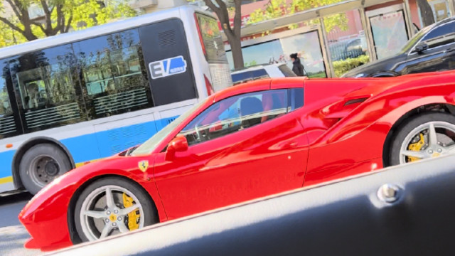 刘亦菲|刘亦菲开400万豪车出街！一辆车开10年不换，与人饮酒心情好