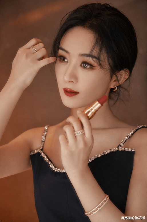 赵丽颖|赵丽颖直播活动黑色吊带长裙,光影氛围感,彰显成熟气场