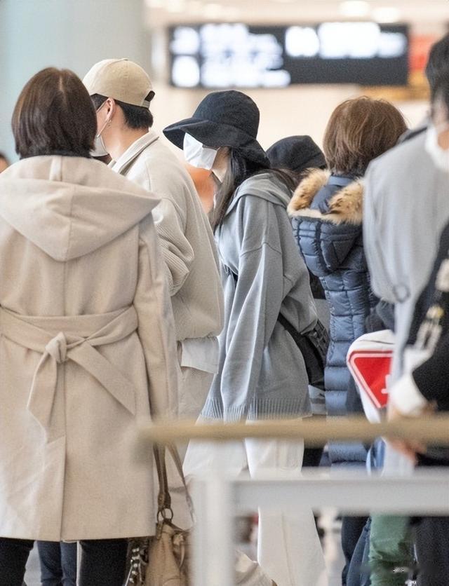 李钟硕|李钟硕承认恋情:正在真挚地交往中!IU方回应:最近发展成恋人!