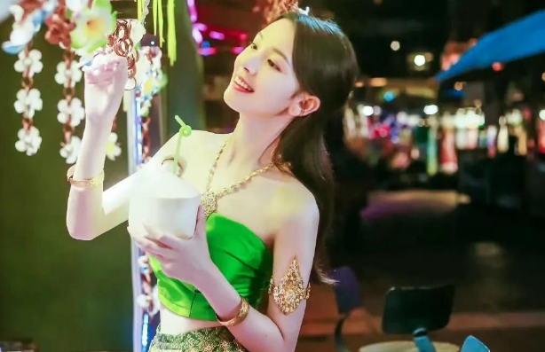 陈瑶|从婴儿肥到网红脸,“岳绮罗”的灵气去哪了?