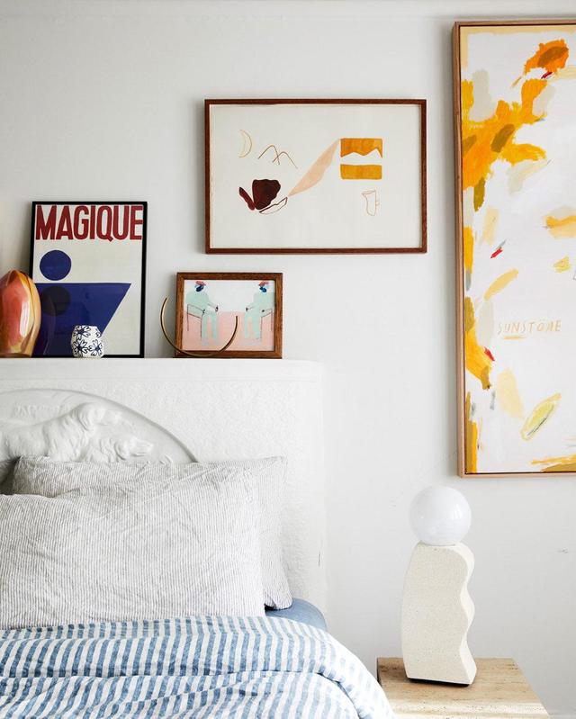 一对爱音乐的年轻夫妻，用花和装饰画，营造了一个舒适度满分的家