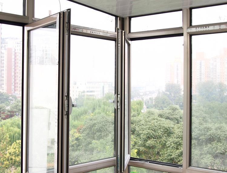 很多人封阳台都不用塑钢了，现在都流行装这种，既便宜又耐用！