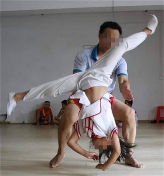 回顾 武术教练拍14岁女学员照片,威胁发生关系,结果女孩怀孕了