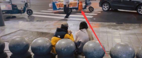 张馨予|张馨予送别探班老公，蹲马路边嗦粉，不顾形象，动作豪迈接地气