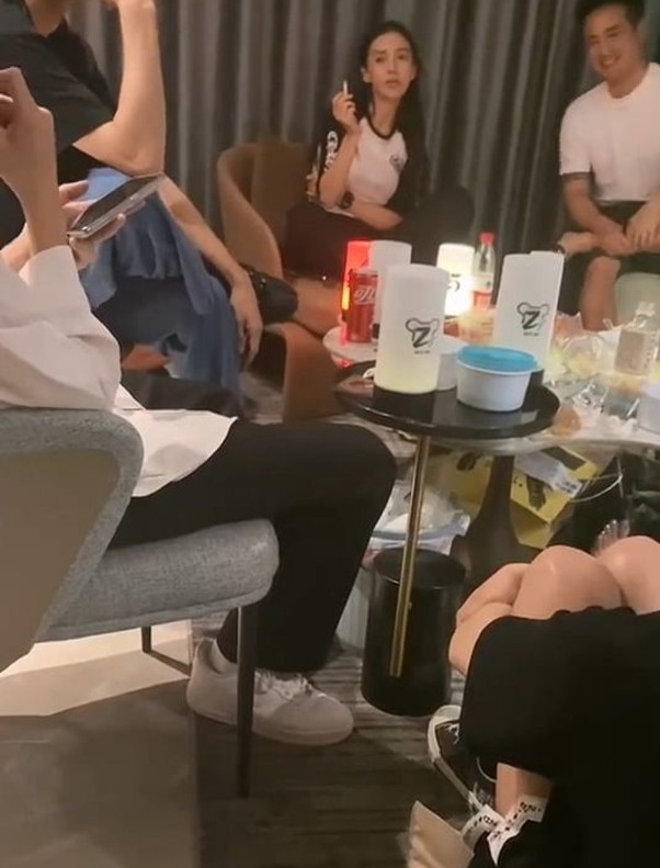 当红女星|店家就baby抽烟被偷拍道歉：是离职前员工偷拍，以后一定加强管理