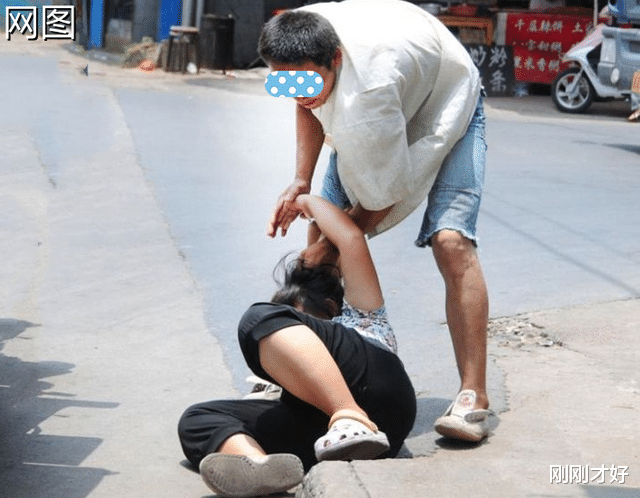 ?“三天两头给我戴绿帽!”贵州一男子站在街头打老婆,女子求原谅