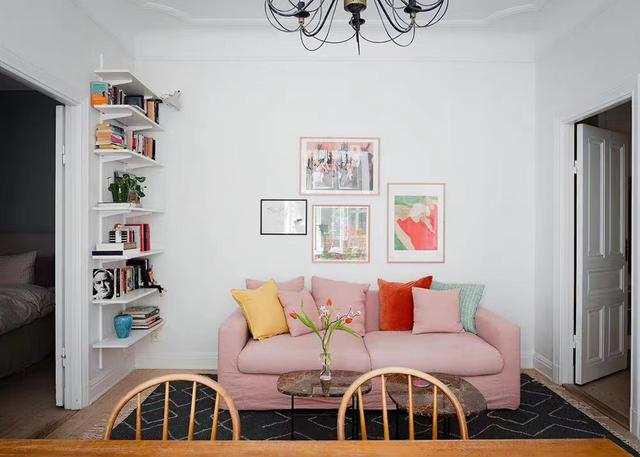 49㎡宜室宜居的小家,粉色沙发俏皮温馨,植物装点很清新,惹人爱
