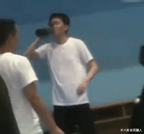 冯绍峰|肥肚腩、大眼袋、憔悴老态，离婚后的冯绍峰怎么变成这样了？