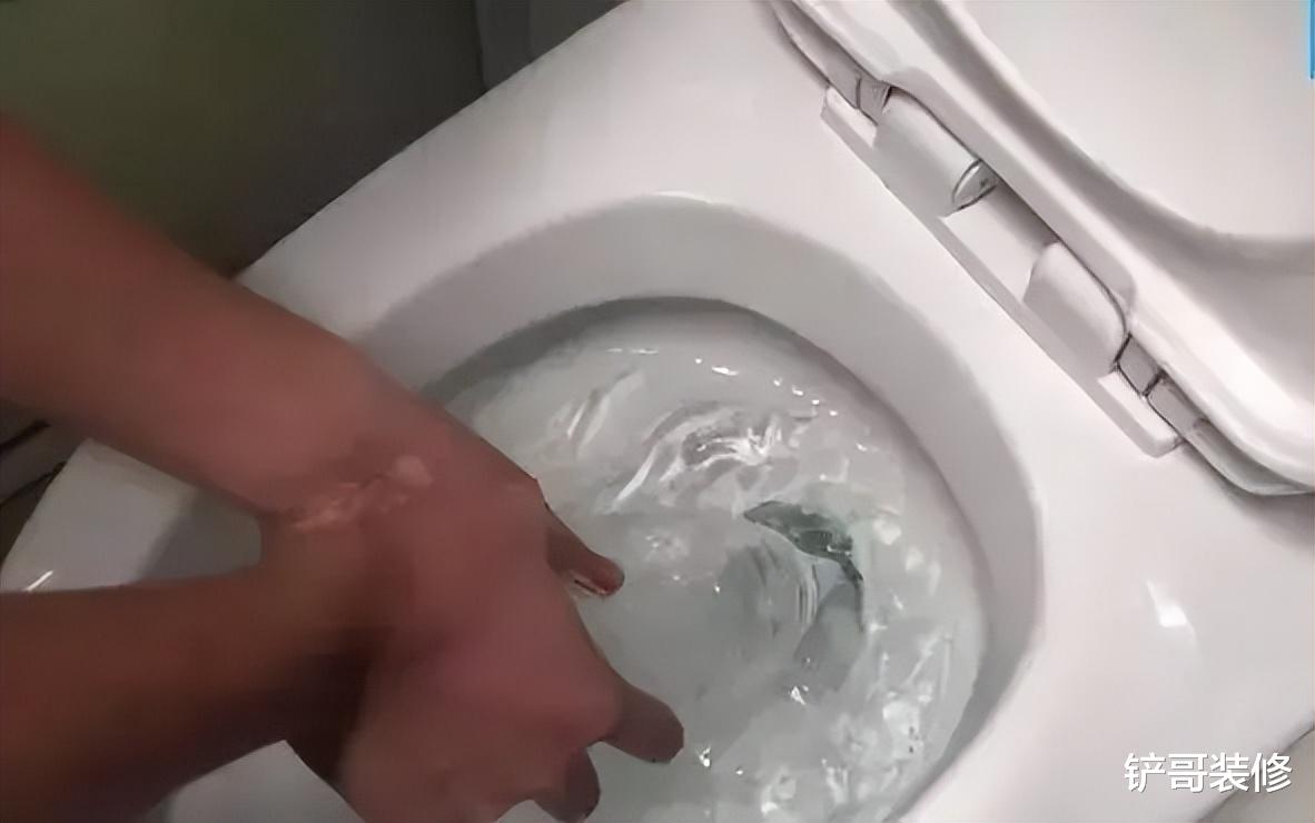 马桶堵塞别用热水冲!只需用一个塑料瓶,快速疏通无异味