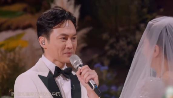 袁咏仪|张智霖袁咏仪在披荆斩棘补办婚礼，送纸戒指甜蜜拥抱亲吻画面感人