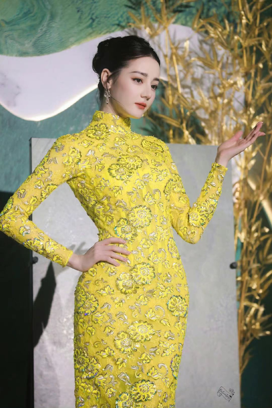 迪丽热巴|不愧是女娲炫技之作!迪丽热巴穿旗袍摇曳生姿,露背造型太惊艳