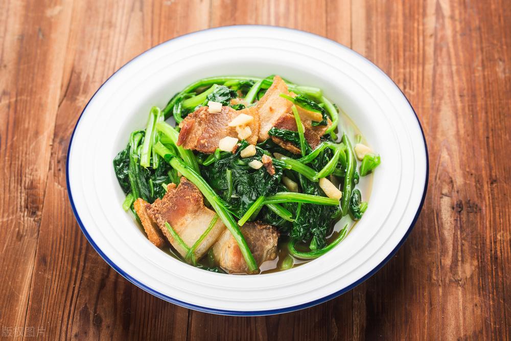 冬天买菠菜时，牢记分清“圆叶”和“尖叶”，买错区别大，还难吃