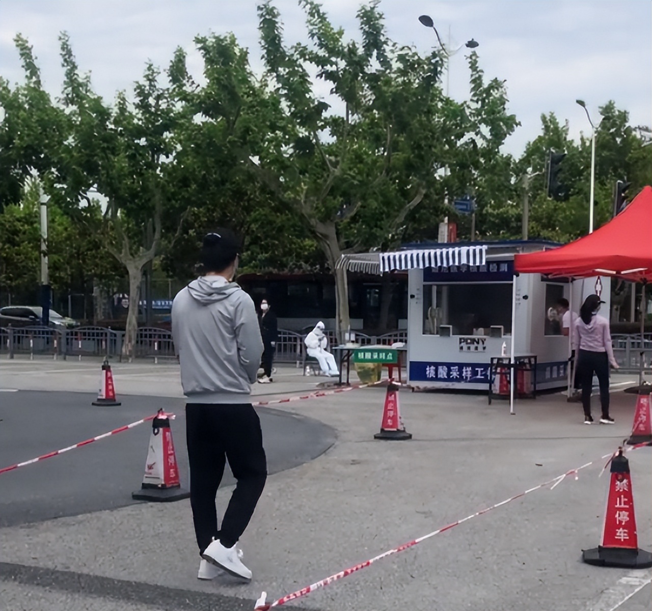 陈晓|甜!陈晓夫妇牵手小区做核酸,单手插兜背影颓废,陈妍希圆润发福